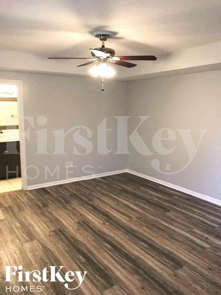 Building Photo - 1389 Meadowbrook Dr