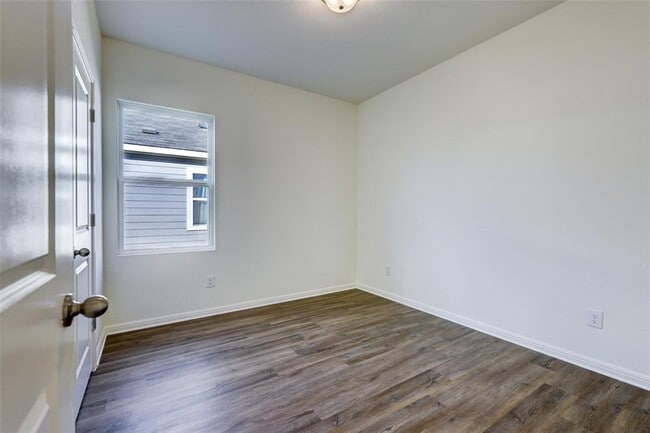 Building Photo - 210 Seneca Loop