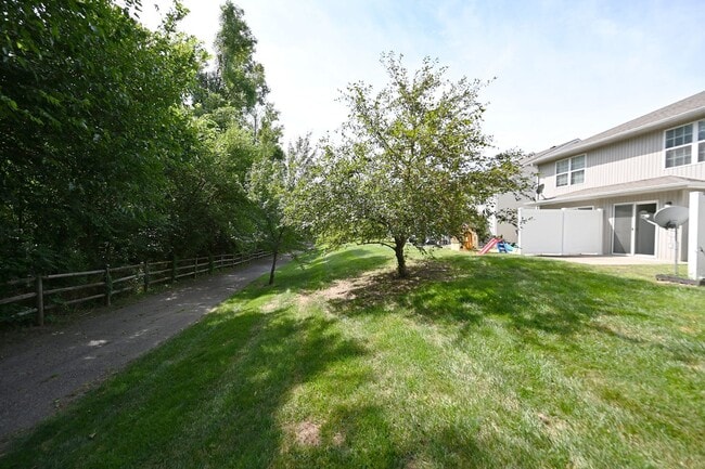 Building Photo - 2 bedroom, 2.5 baths townhouse with 1 car garage in Oak Valley Estates!