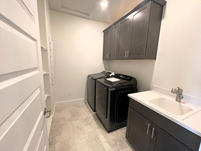Building Photo - 5 Bedrooms Home in Russell Ranch
