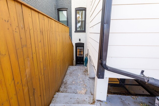 Building Photo - Beautifully Updated 4 Bed/3.5 Bath Row-Hom...
