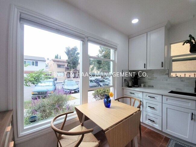 Building Photo - 1023 E 1st St