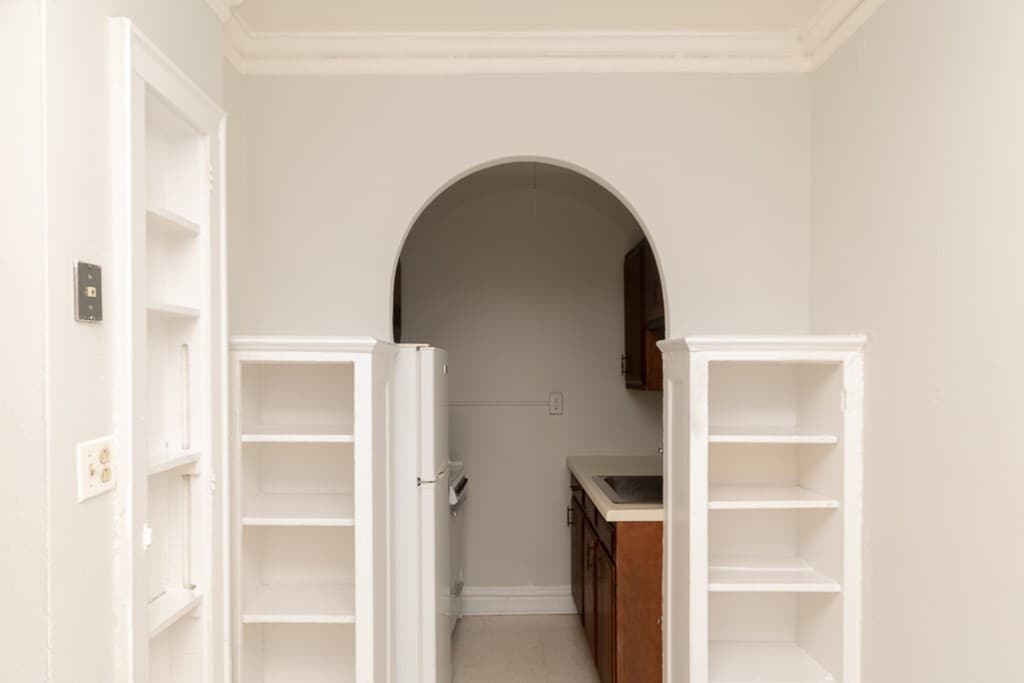 Building Photo - 430 W Roscoe St