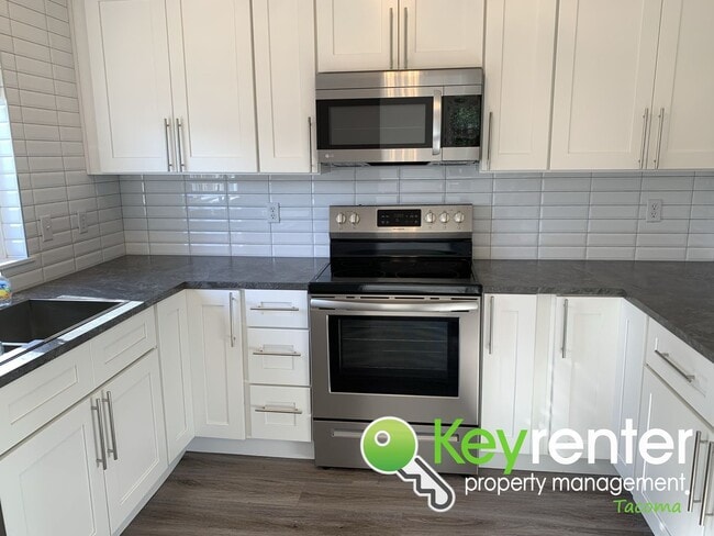 Building Photo - Newly Remodeled Centrally Located Tacoma H...