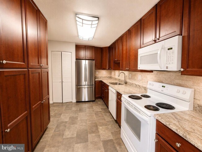 Building Photo - 203 Yoakum Pkwy