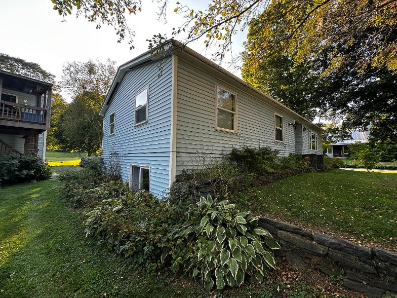Building Photo - 686 S Windsor St
