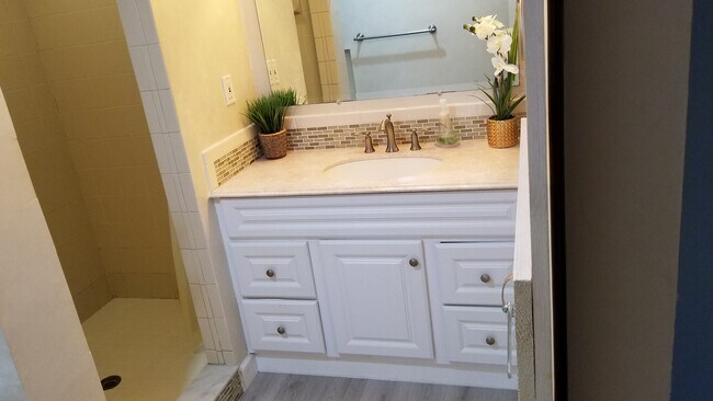 Vanity - 18717 Hamilton St