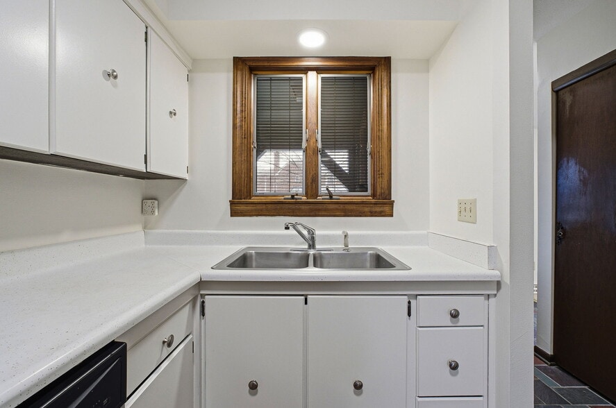 Building Photo - 4554 Sandringham Dr