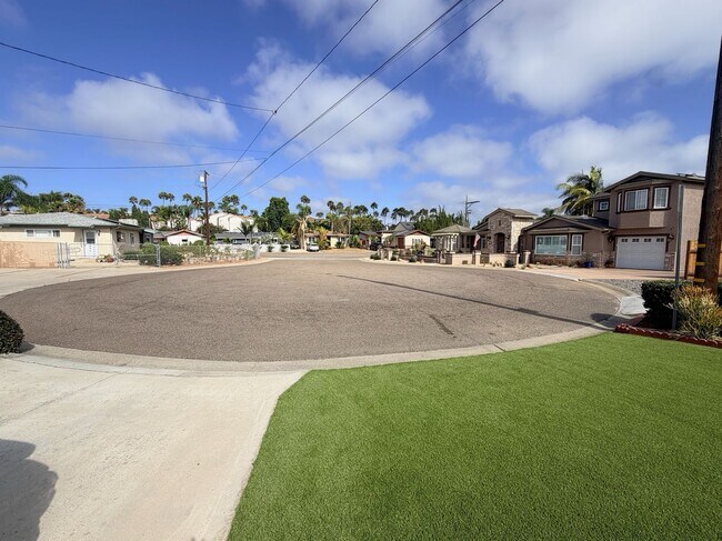 Building Photo - 2642 Davis Pl