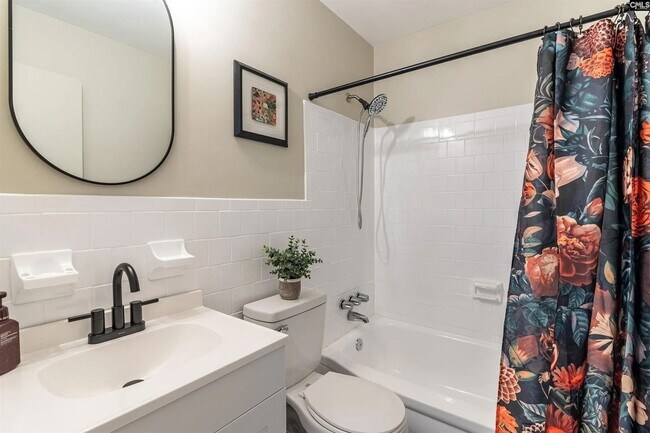 Building Photo - Pre-Leasing for the 26-27 School Year! - Renovated & Furnished Duplex in Peaceful Rosewood