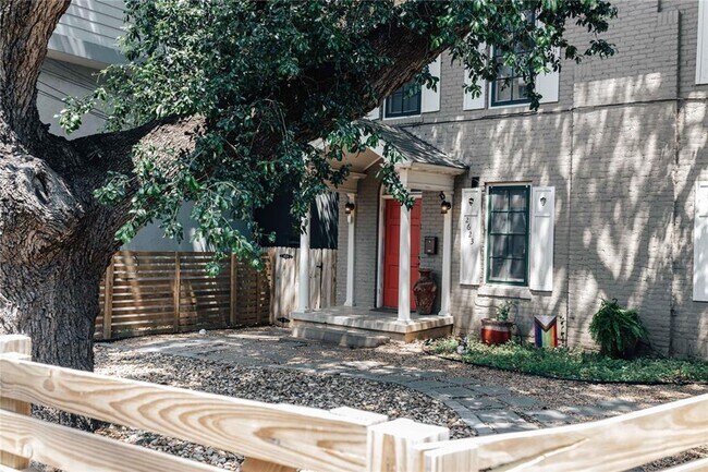 Building Photo - 8 Bed 4 Bath WEST CAMPUS