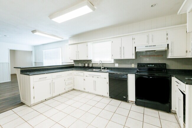 Building Photo - Newly remodeled 3/2/2 in north Lubbock!  M...