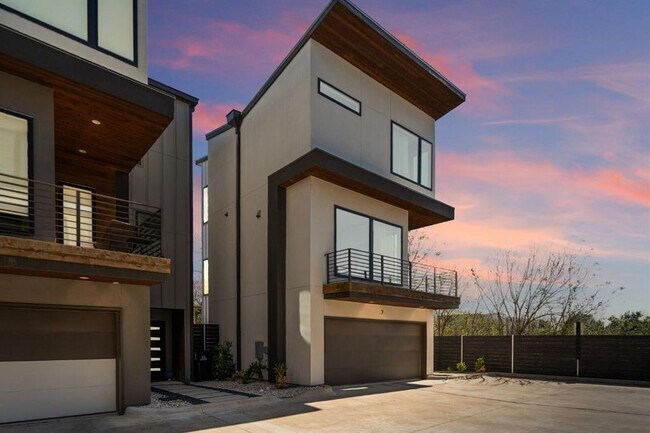 Building Photo - 5605 Sunshine Dr