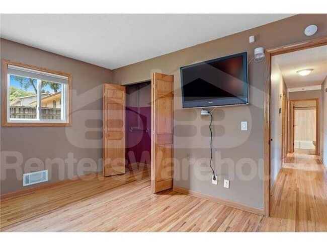 Building Photo - Available 11/1 - very well maintained 4 be...