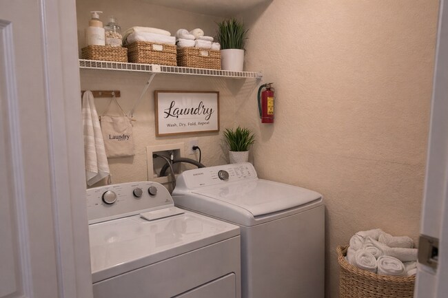 Building Photo - Gorgeous first floor 2/2 condo x Rent @  Winter Park in front of Full Sail!