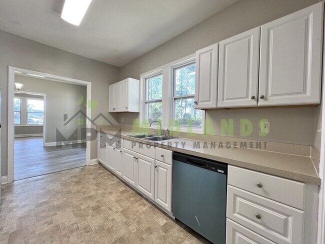 Building Photo - 3202 Belvedere Dr