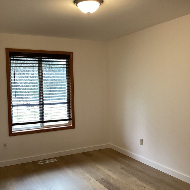 Building Photo - Ranch Style Rambler located in Stannwood