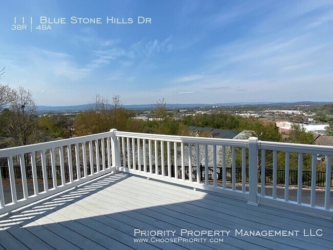 Building Photo - Gorgeous 3 Bed 3.5 Bath End Unit