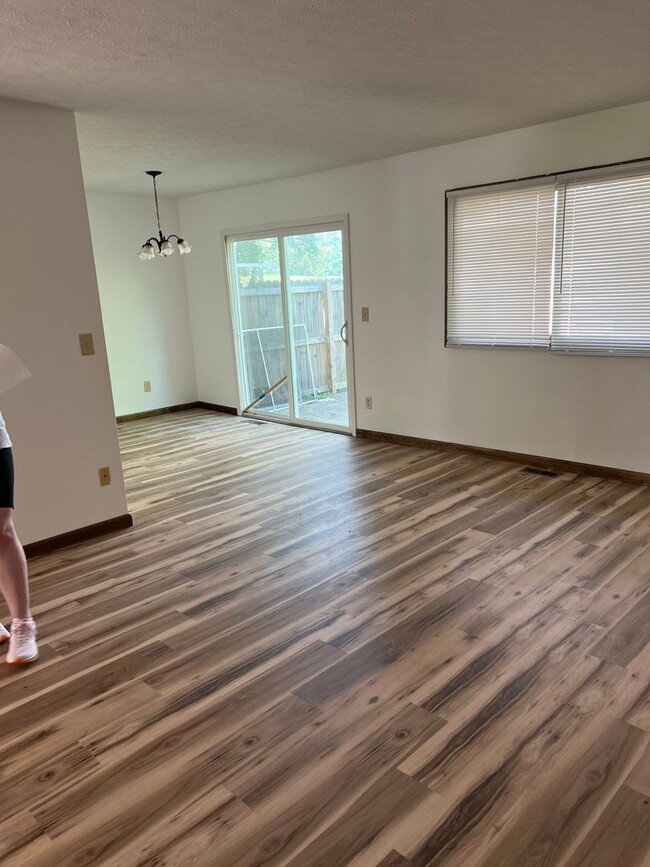 Building Photo - 4 Bedroom, 1.5 Bathroom Duplex on Blooming...