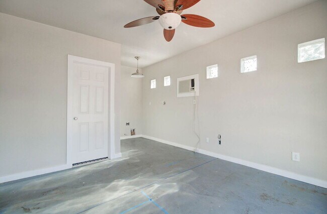 Building Photo - 1310 W Lynwood St