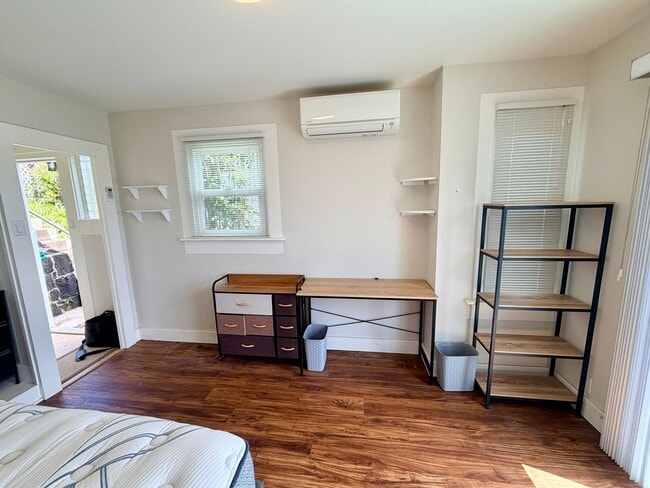 Building Photo - Remodeled studio residence with a panoramic view (Lower Manoa)