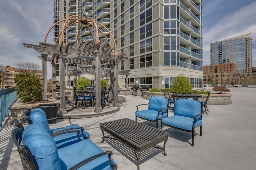 Common Deck - 1660 N Prospect Ave