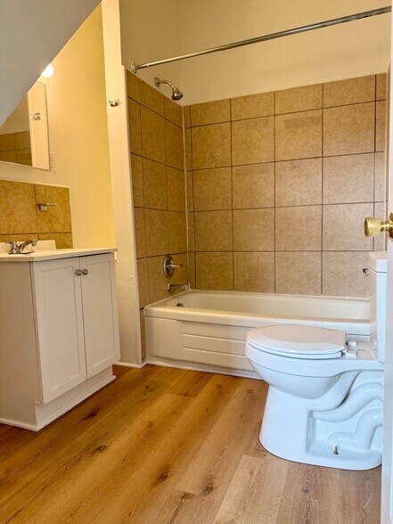 Building Photo - 217 W 11th St