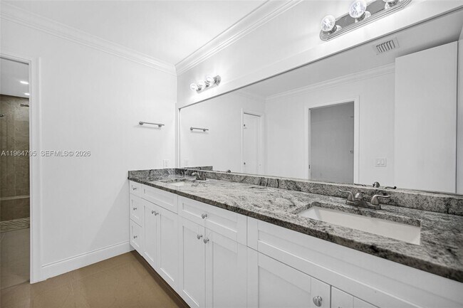 Building Photo - 820 E Cypress Ln