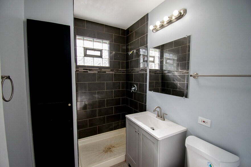 Building Photo - 4921 W Addison St