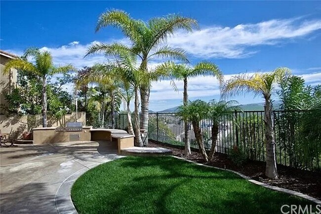 Building Photo - 4 BEDROOM, 3 BATH WITH BONUS ROOM (SERRANO...