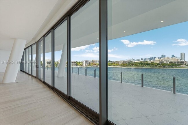 Building Photo - 5 Grove Isle Dr