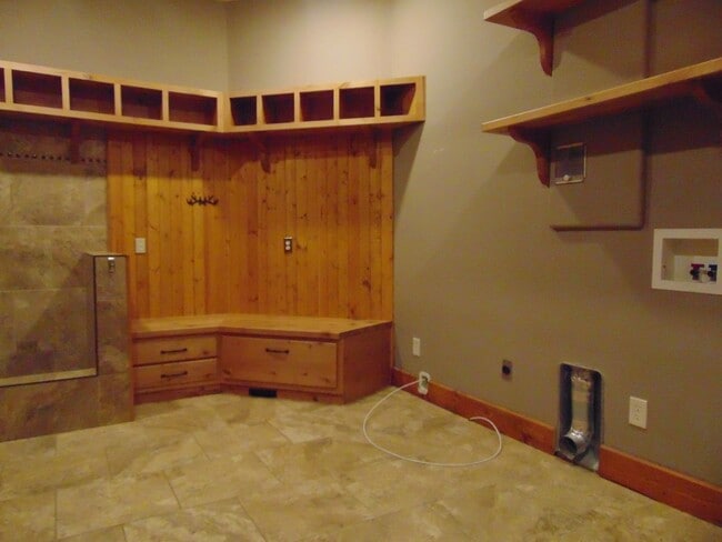 Building Photo - Majestic 3 Bed Mid MO Ranch!