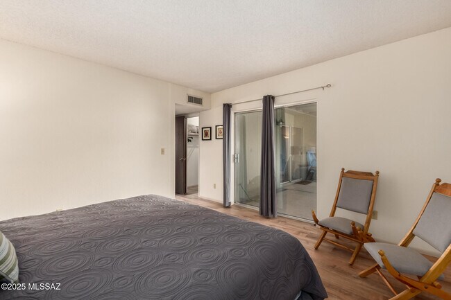 Building Photo - 4254 E La Cienega Dr