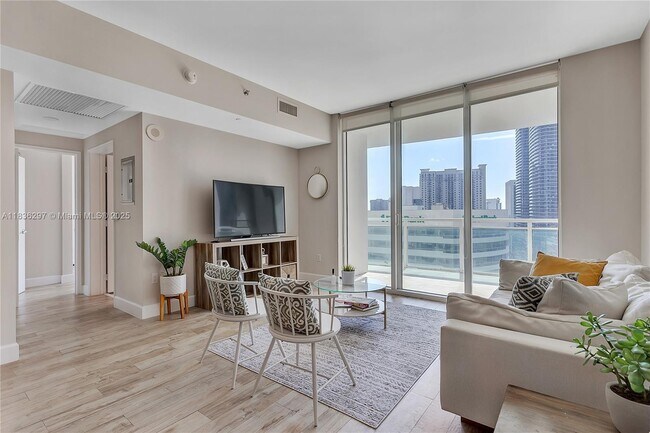 Building Photo - 950 Brickell Bay Dr