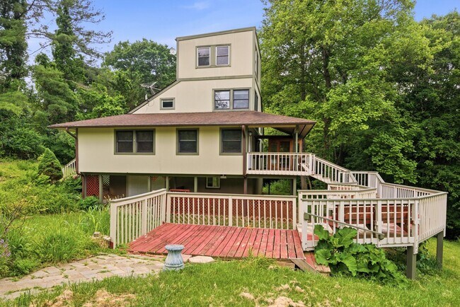 Building Photo - Spacious 4-Bedroom Pet Friendly Home in a Peaceful Rural Setting