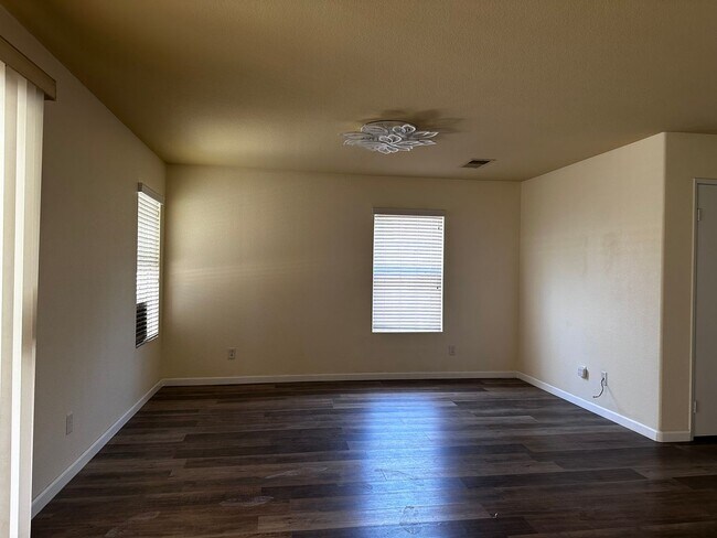 Building Photo - Nestled in a Quiet Community Of Palmdale