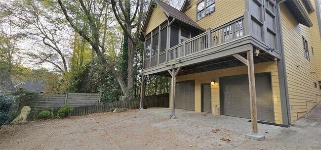 Building Photo - 703 Pershing Ave SE