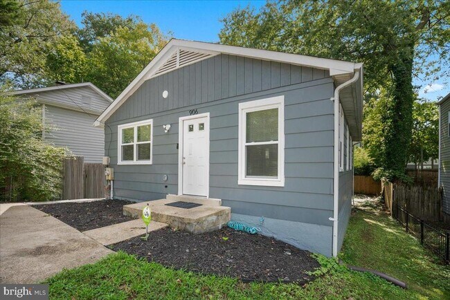 Building Photo - 906 Elfin Ave