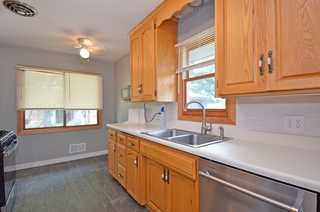 Building Photo - Beautiful 4-Bed, 2-Bath Home in Bloomington - Available Now!