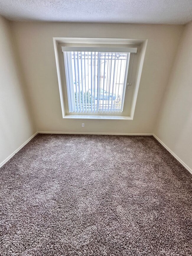 Building Photo - Super cute 3 bed 2 bath home in Huning Ranch. MOVE IN SPECIAL! 1/2 OFF 2ND MONTHS RENT!