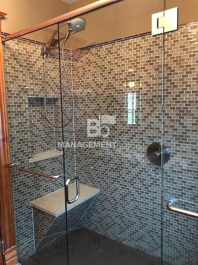 Building Photo - Close-In NE Portland Victorian Offers  Perfect Blend of  Old Charm with Newer Amenities. Lush Pri...