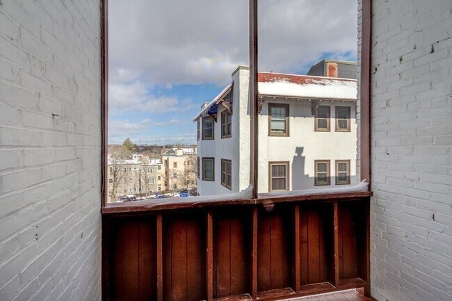 Building Photo - 321 Tappan St
