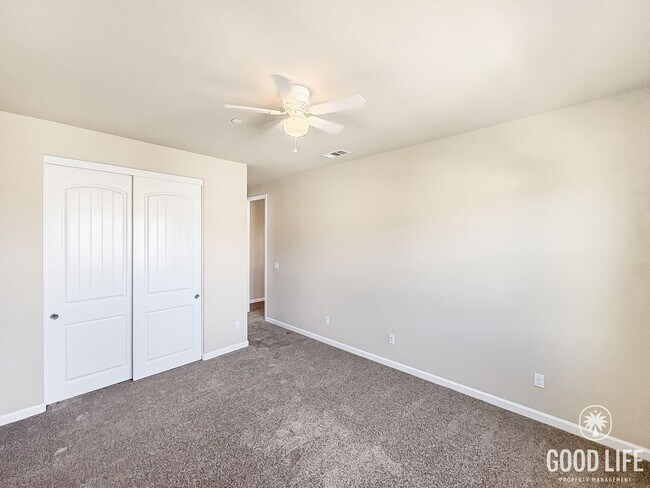 Building Photo - Stunning Home with Modern Comforts Spaciou...