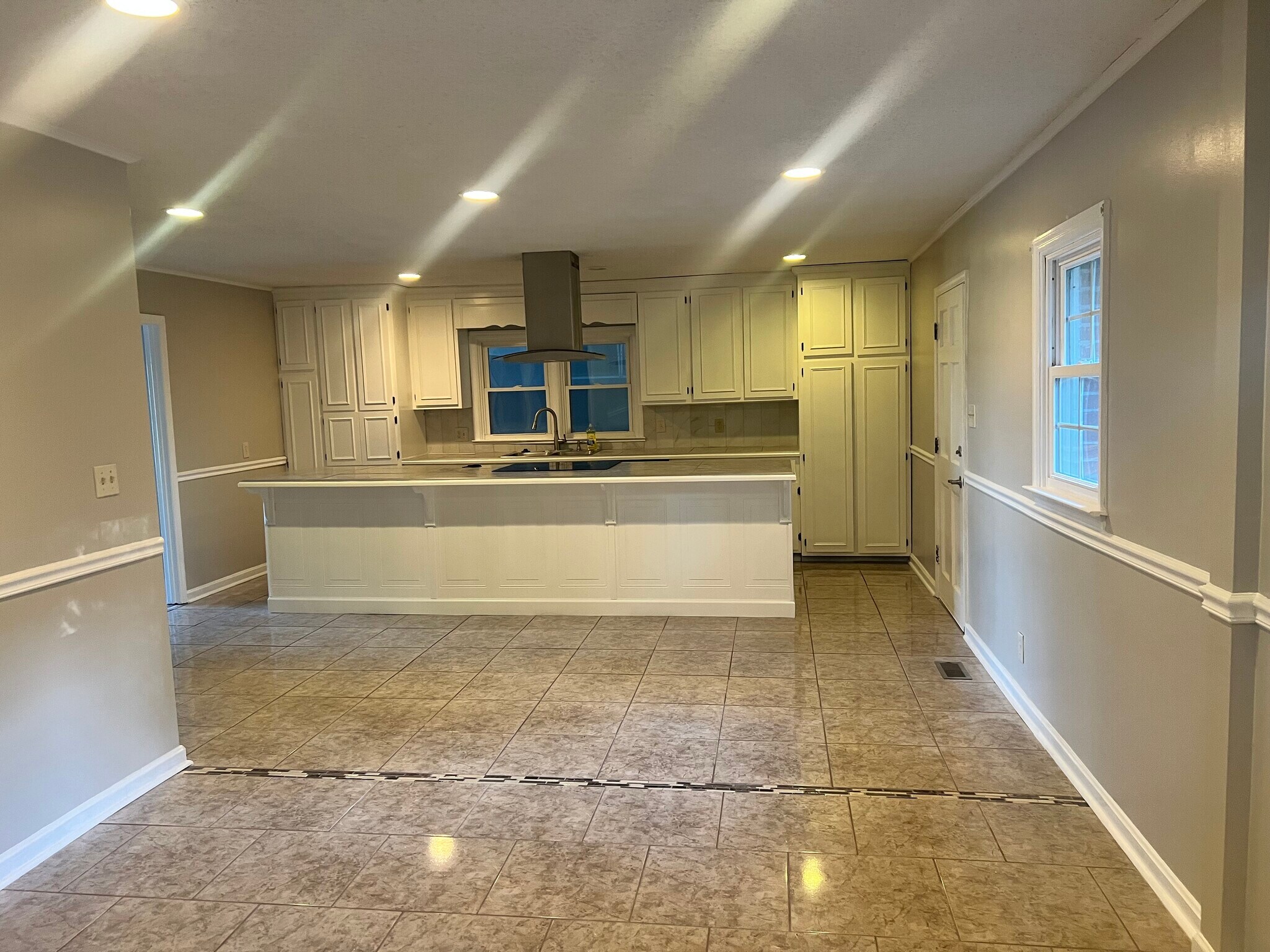 Building Photo - 333 Chapman Rd