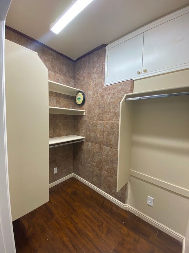 Building Photo - 2 Bed 2 Bath Apartment *UTILITIES INCLUDED*