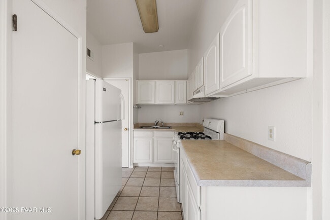 Building Photo - 340 Country Club Cir