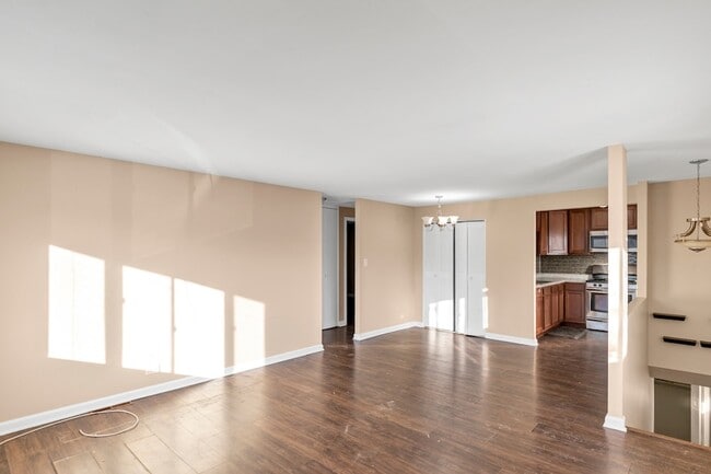 Building Photo - 107 Tonset Ct