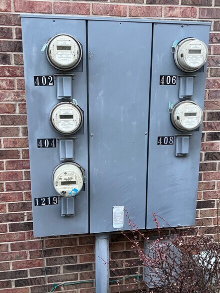 Building Photo - 1219 Hilltop Dr