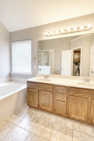 Building Photo - 9961 Delamere Dr