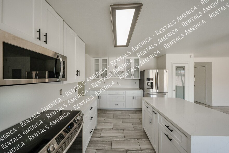 Building Photo - 7315 S 30th Ave